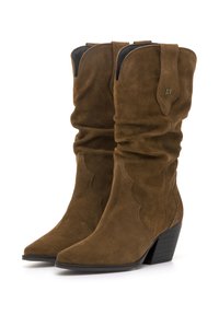 Botas occidentales de ante marrón con un diseño arrugado, punta afilada y tacón apilado. Con costuras decorativas en el eje.