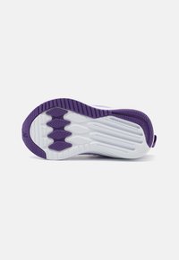 Semelle de chaussure avec une base blanche et une semelle extérieure violette, présentant un motif texturé avec des rainures et des crêtes pour une meilleure traction.