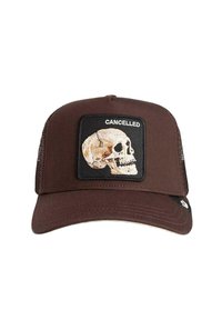 Braune Trucker-Kappe mit einem schwarzen Patch, der eine Illustration eines Totenschädels und darüber das Wort "CANCELLED" zeigt. Netzseitenteile und verstellbarer Verschluss hinten.
