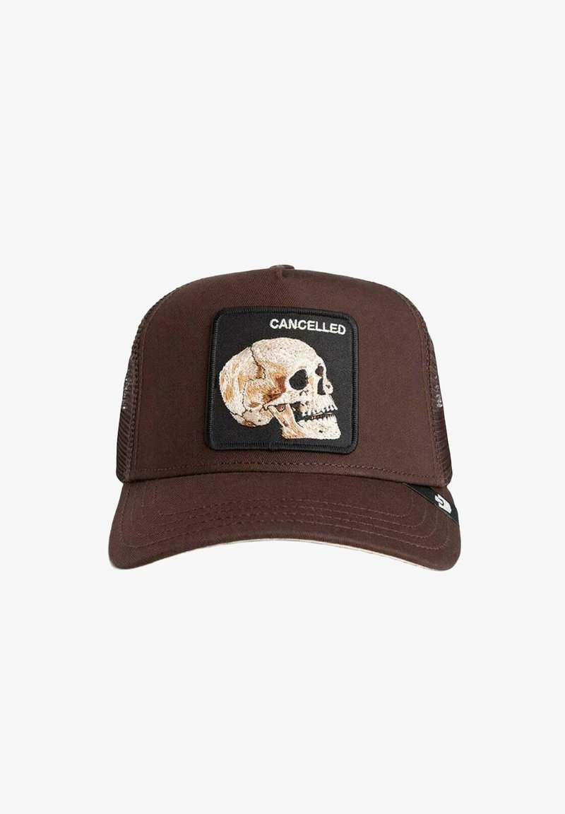 Braune Trucker-Kappe mit einem schwarzen Patch, der eine Illustration eines Totenschädels und darüber das Wort "CANCELLED" zeigt. Netzseitenteile und verstellbarer Verschluss hinten.