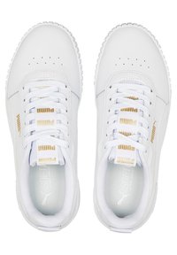 Zapatillas sintéticas blancas con una textura suave, con detalles en dorado, diseño de puntera perforada y cordones planos. Logo "PUMA" en la lengüeta.