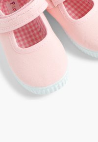 Roosa kanvatsest Mary Jane kingad, millel on gingham muster vooder, rihm ja valge kummist tald, millel on tekstuuriga mustrid.