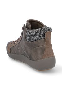 Botín de cuero marrón hasta el tobillo con un puño de punto gris texturizado, acentos de ante y una suela de goma. Presenta cordones y detalles de costura.