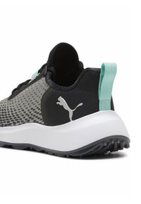 Melna un pelēka sporta apavi ar elpojošu sietu augšu, baltu starpsumma, teksturētu zoli un piparmētru akcents uz papēža cilpas.