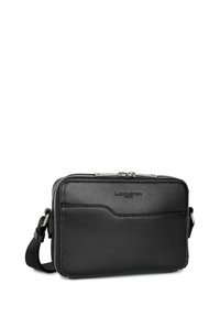 Borsa a spalla in pelle nera con finitura testurizzata, chiusura con zip, tasca frontale e tracolla regolabile. Presenta un logo discreto sulla parte anteriore.