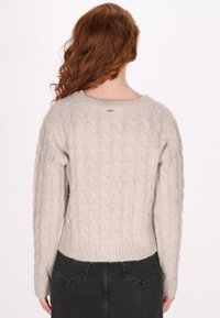 Pulover tricotat de culoare gri deschis, cu un model texturat de cablu, guler rotund și tiv nervurat. Fabricat dintr-un material moale, are mâneci lungi.