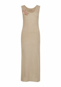 Beige virkad klänning med en figurnära design, rundad halsringning och en blommig accent på ena axeln. Lång, rak klippning med texturerad yta.