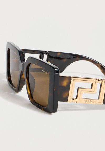 Τετράγωνα γυαλιά ηλίου με καβούρι καφέ πολωμένους φακούς και χρυσές λεπτομέρειες με το λογότυπο της Versace στους βραχίονες.