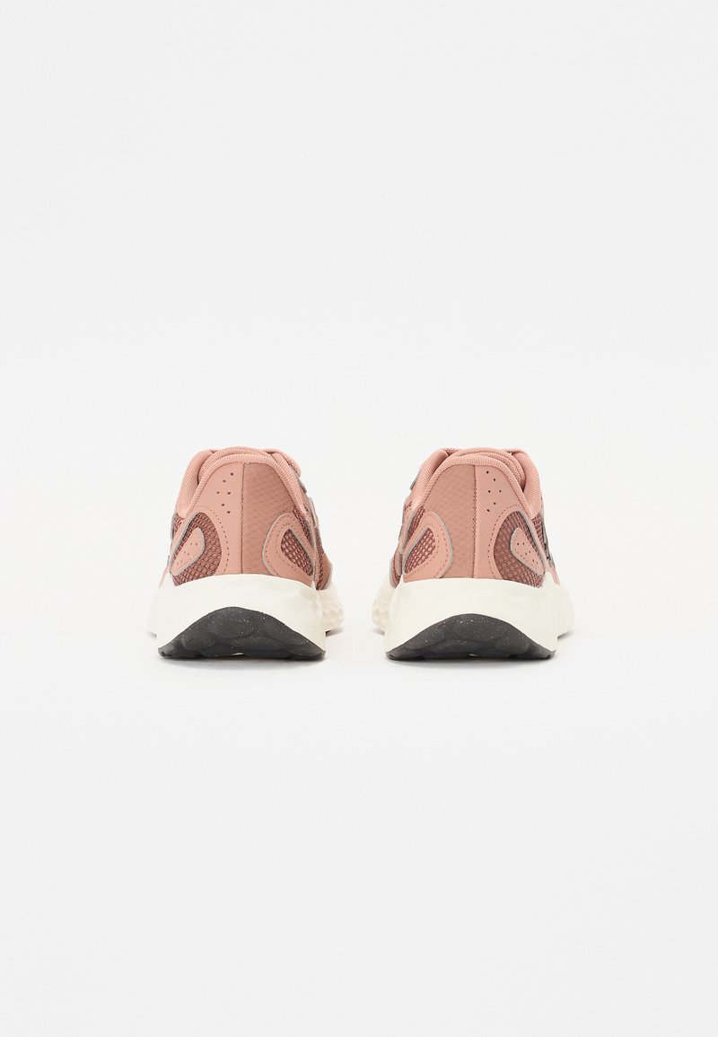Sneaker mit einem Obermaterial aus weichem rosa Mesh und dunkleren Akzenten, ausgestattet mit einer weißen Sohle und einer strukturierten schwarzen Gummisohle.