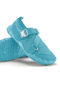 Tropfengrüne Wasserschuhe mit einem texturierten Mesh-Obermaterial, verstellbarem Riemen und einer Gummisohle mit einem strukturierten Profil für guten Halt.