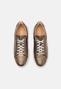 Clarks HOLLYHOCK WALK - Zapatillas - metallic