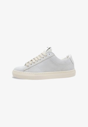 Sneaker basse grigio chiaro con lacci beige, suola spessa color crema e dettagli di cuciture minime su sfondo bianco.