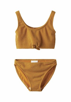 Conjunto de bikini amarillo mostaza que incluye un top corto texturizado con un nudo en la parte frontal y braguitas a juego de corte bajo. Forro interior suave.