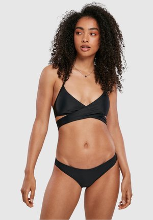 Zwart bikini set met een driehoekig bovenstuk met gekruiste bandaccenten en bijpassende low-rise onderstukken. Gladde stof met minimale details.