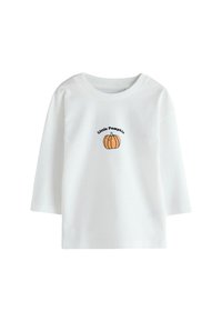 Cămașă albă din bumbac cu mânecă lungă, având un decolteu rotund, cu un dovleac portocaliu brodat și textul "Little Pumpkin" în negru.