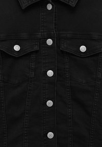 Chaqueta de denim negra con botones de metal grabados "PULL&BEAR DENIM" y dos bolsillos en el pecho con solapa.