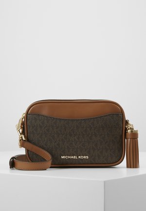Brun og mørk mønstret Michael Kors crossbody taske med guldlogo, justerbar rem og en læderkvast på højre side.