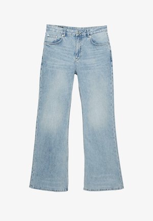 Világoskék farmernadrág, harang alakú lábbal, öt zsebbel és gombos záródással. A kopottas textura vizuális érdekességet ad.