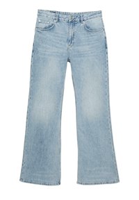 Világoskék farmernadrág, harang alakú lábbal, öt zsebbel és gombos záródással. A kopottas textura vizuális érdekességet ad.