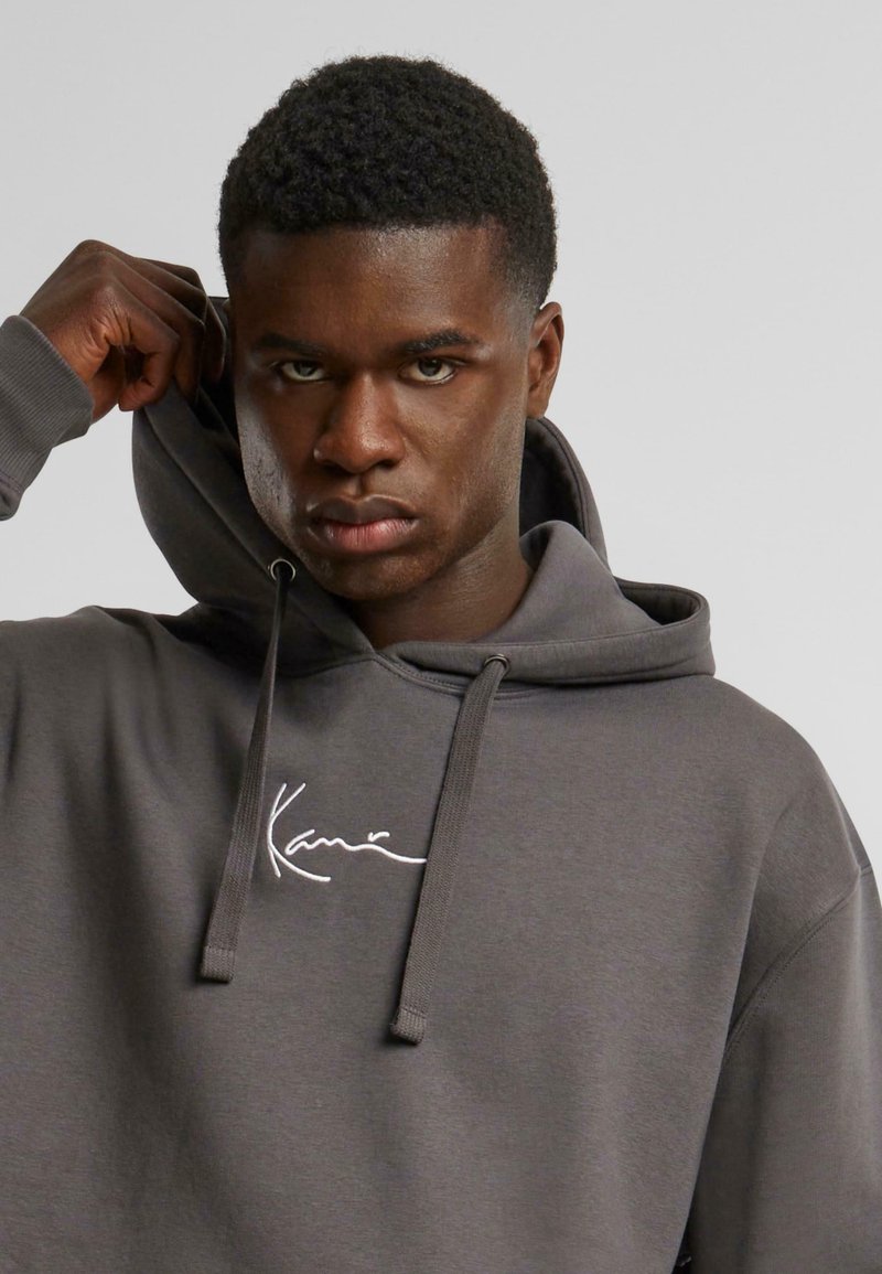 Sudadera Con Capucha Karl Kani Para Hombre - Bolsillo Canguro, Logotipo Bordado, 80% Algodón 20% Poliéster
