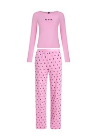Roze langemouwtop met drie kleine zwarte graphics, gecombineerd met roze pyjamabroek met een herhalend zwart patroon. Zachte katoenstof.