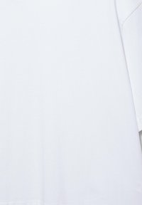 Maglietta bianca a maniche corte con scollo rotondo, mostrata su uno sfondo bianco.