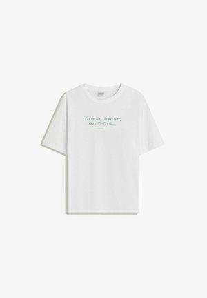 Hvid bomulds t-shirt med en afslappet pasform, rund hals og lysegrøn tekst: "FRISK LUFT, PLAYLIST, FRI TID, osv..." på fronten.