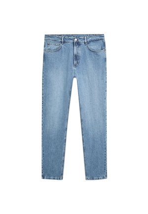 Hellblaue Jeans mit geradem Bein, vorderen Taschen, Gürtelschlaufen und Knopfverschluss, flach auf einem weißen Hintergrund präsentiert.