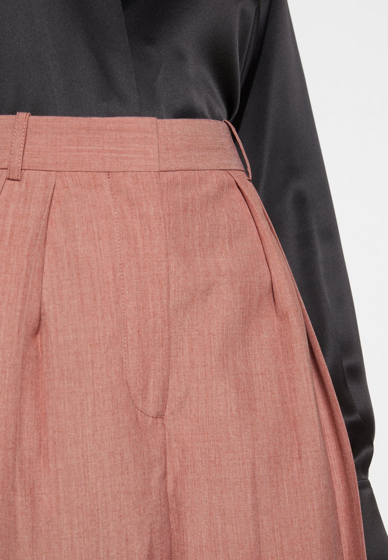 Damen Bekleidung | Victoria Beckham DOUBLE PLEAT SLOUCH TROUSER Stoffhose peach melange/pink - NK49715 Damen Bekleidung | Victoria Beckham DOUBLE PLEAT SLOUCH TROUSER Stoffhose peach melange/pink - NK49715