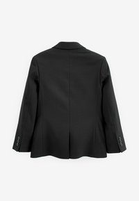 Blazer noir avec une coupe ajustée, fente simple à l'arrière, revers crantés, et accents à quatre boutons sur chaque manche. Tissu lisse et léger.