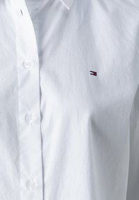 Tommy Hilfiger REGULAR SHIRT - Overhemdblouse - optic white