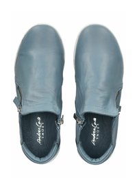 Modré kožené slip-on boty s hladkým povrchem, které mají boční zipy a bílou gumovou podrážku. Obsahují branding na stélce.