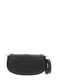 Borsa a mano in pelle nera con forma curva, design imbottito e un accento di hardware decorativo sul lato. Presenta una chiusura a zip e un manico.