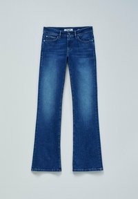 Jean en denim bleu avec une légère évasement, fermeture devant avec bouton et fermeture éclair, passants de ceinture et style cinq poches, posé à plat sur un fond clair.