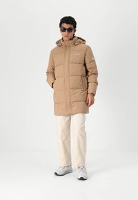 Guess Jeans PUFFER JACKET - Ziemas jaka - wet sand