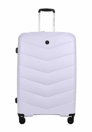 Valise rigide blanche à roulettes avec poignée télescopique, quatre roues pivotantes noires et motif chevron discret sur le devant.