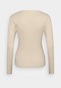 Haut beige à manches longues côtelé avec un col rond et une silhouette ajustée. Texture douce avec une finition lisse.