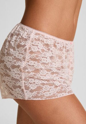 Shorts en dentelle rose clair, avec motifs floraux, texture douce, taille élastique et bouton décoratif.