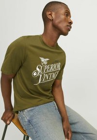 Jack & Jones PREMIUM RUNDHALS - Majica kratkih rukava s printom - fir green