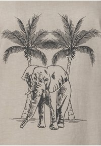 Tissu beige avec une illustration d'un éléphant entouré d'un contour noir devant deux palmiers. Le design est simple avec un minimum de détails.