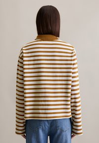 Gestreepte lange mouwen shirt in mosterdgeel en wit, van katoen, met een kraag en een relaxte pasvorm. Zomen zichtbaar langs de achterkant.