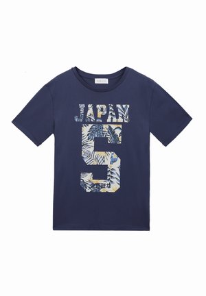 Maglietta a maniche corte blu navy con "JAPAN" e un grande numero 5 riempito con motivi di foglie tropicali blu e beige.