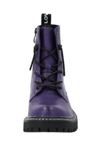 Stivale alla caviglia in pelle viola con design nero a laccetti, punta rotonda, superficie strutturata e suola in gomma nera spessa. Presenta un'etichetta con logo per il laccio.