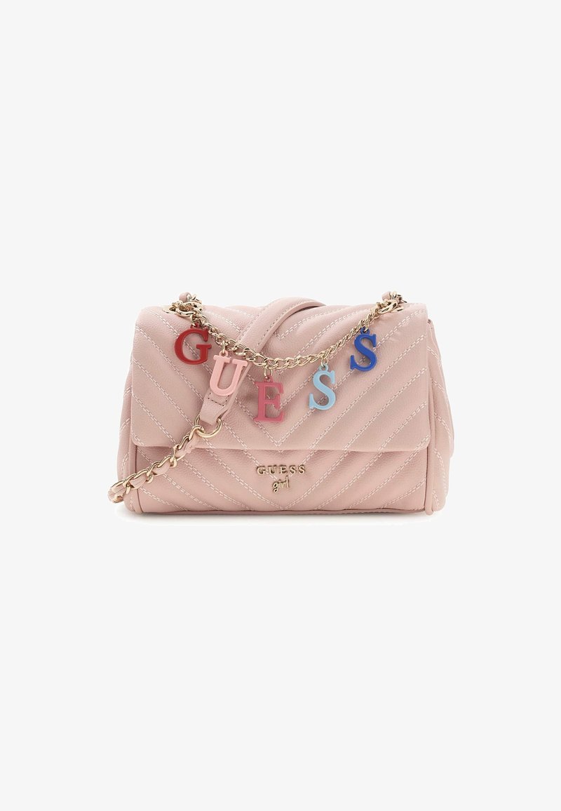 Bolso de mano de imitación de cuero acolchado en color rosa con cadena dorada y charms decorativos en forma de letras que deletrean "GUESS." Presenta un cierre de solapa y un logo grabado.