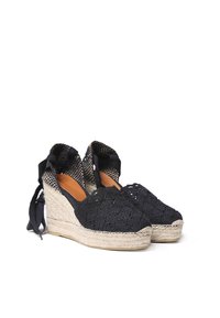Zoccoli espadrilles neri all'uncinetto con suole in corda di juta, design aperto e lacci neri, dotati di una soletta in pelle naturale.