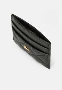 Portofel de piele neagră pentru carduri, cu un model capitonat, având mai multe sloturi pentru carduri și un accent cu logo auriu. Textură netedă și design subțire.