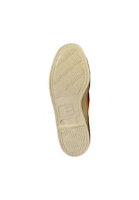 Suela de un zapato de goma beige con patrones de agarre texturizados y el nombre de la marca "BENSIMON" grabado cerca del talón.