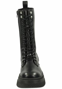 Bota de cuero negro con cordones y cierre de cremallera, punta redonda, suela texturizada y ojales metálicos, con una lengüeta en la parte trasera.
