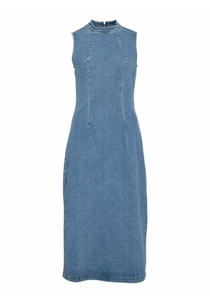 Šviesiai mėlyna džinsinė suknelė be rankovių, su aukštu kaklu, struktūrizuotomis siūlėmis ir prigludusia siluetu, besibaigiančia iki vidurinės blauzdos.