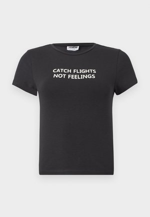 Svart bomullst-skjorte med korte ermer med hvit tekst som sier "CATCH FLIGHTS NOT FEELINGS." Klassisk rund hals-design.